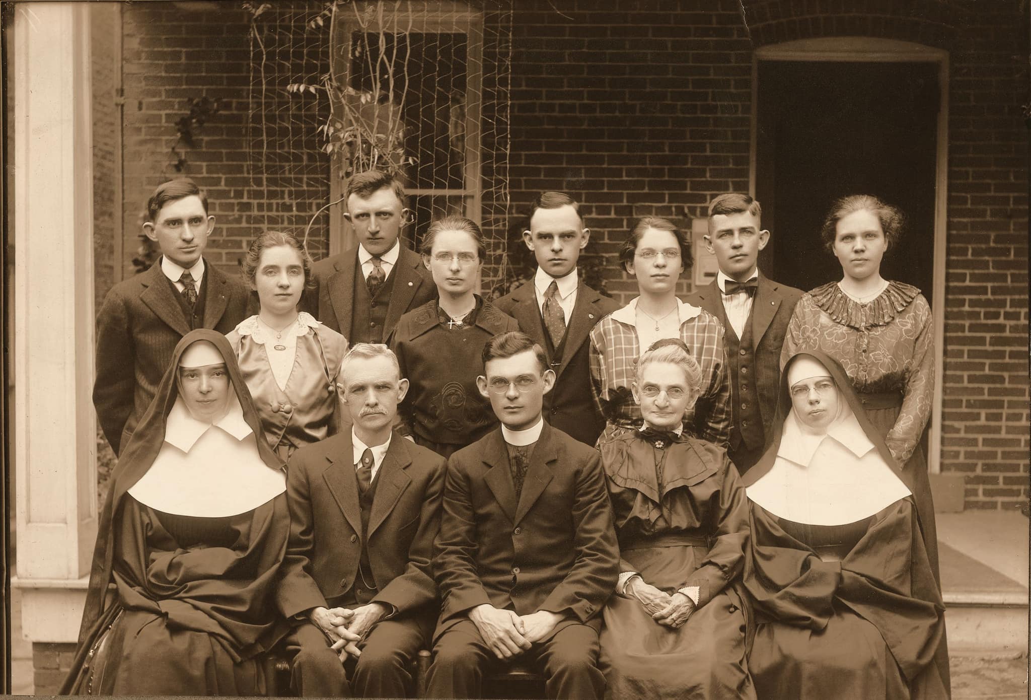 Burgoon family group photo, early 1900s